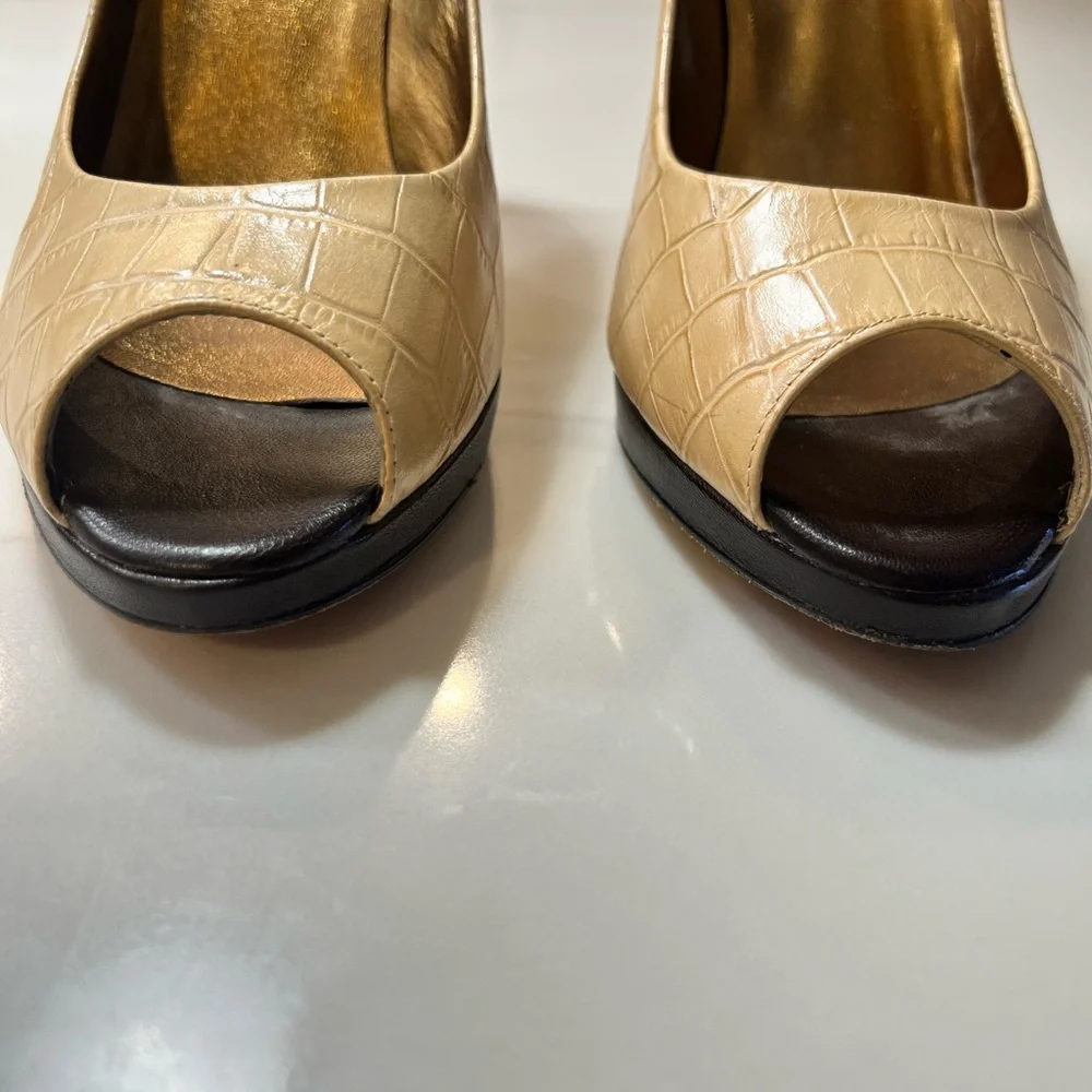 Charles David Embossed Elegant Cream Peep-Toe Heels. Size 9